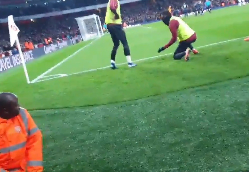 Guendouzi Iwobi cúi người để CĐV Arsenal xem đá pen - Bóng Đá