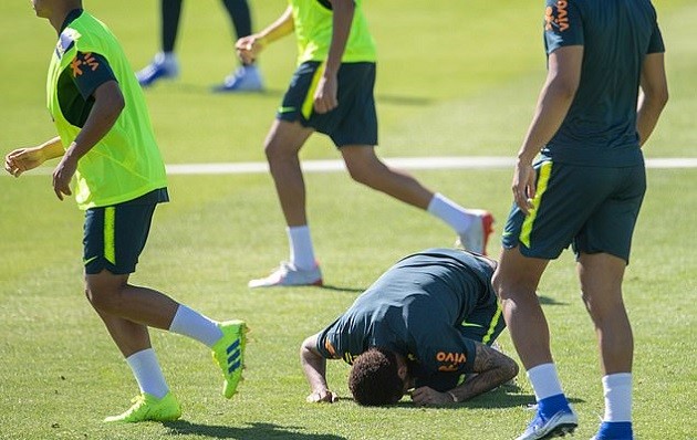 Vừa lên tuyển, Neymar đã luyện tuyệt kĩ 