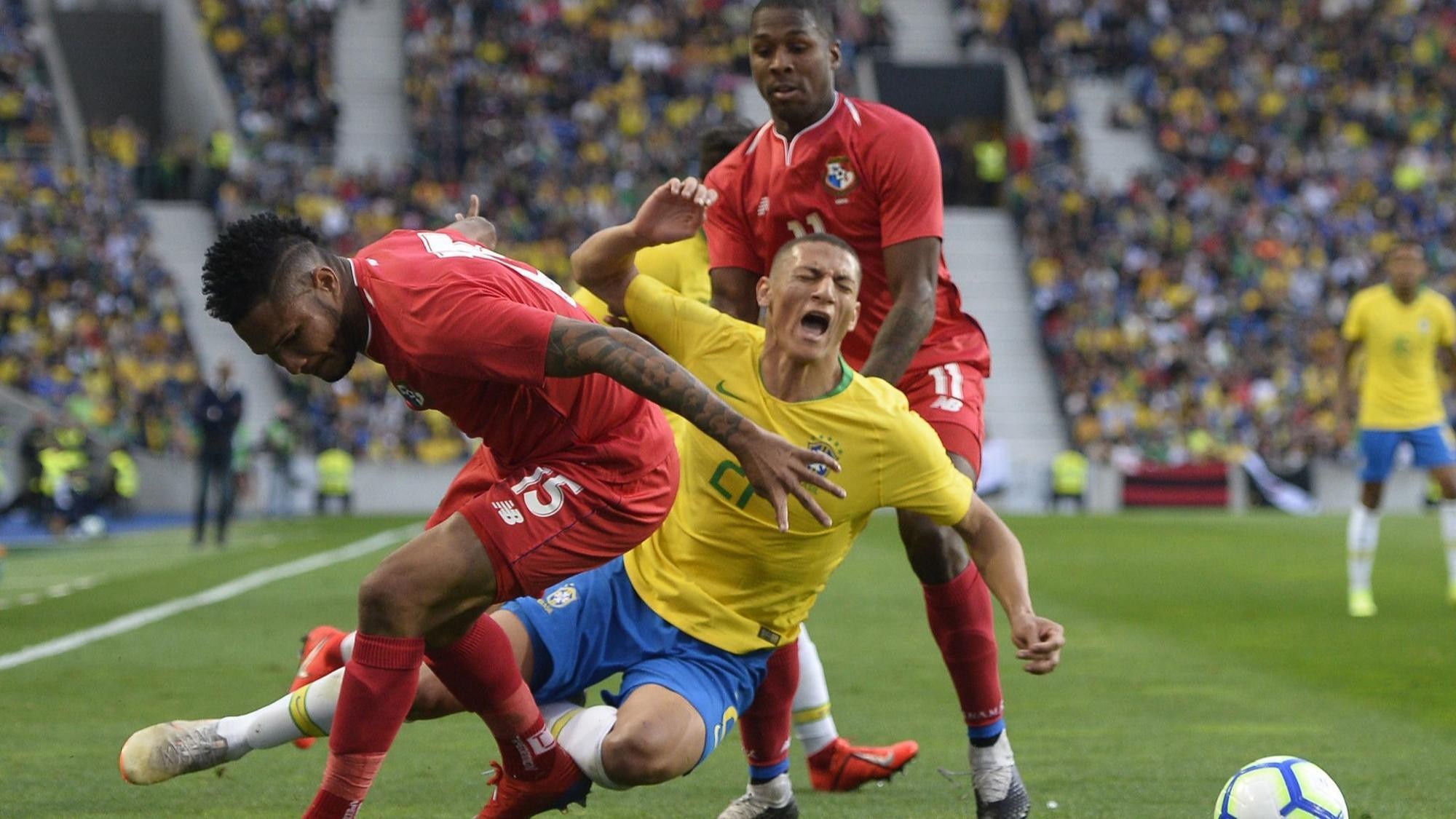 Neymar trên khán đài chứng kiến Brazil hoà - Bóng Đá