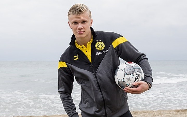 rling Haaland' as Borussia Dortmund striker poses on a beach after meeting up with new team-mates in Marbella - Bóng Đá