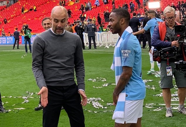 Các ngôi sao Tottenham vui đùa bên vợ và bạn gái trước CK C1 (Daily Mail) - Bóng Đá
