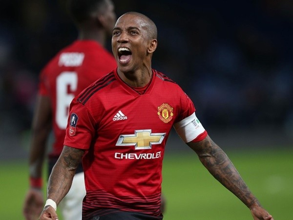 Solskjaer và Ed Woodward đồng loạt giữ chân Ashley Young - Bóng Đá