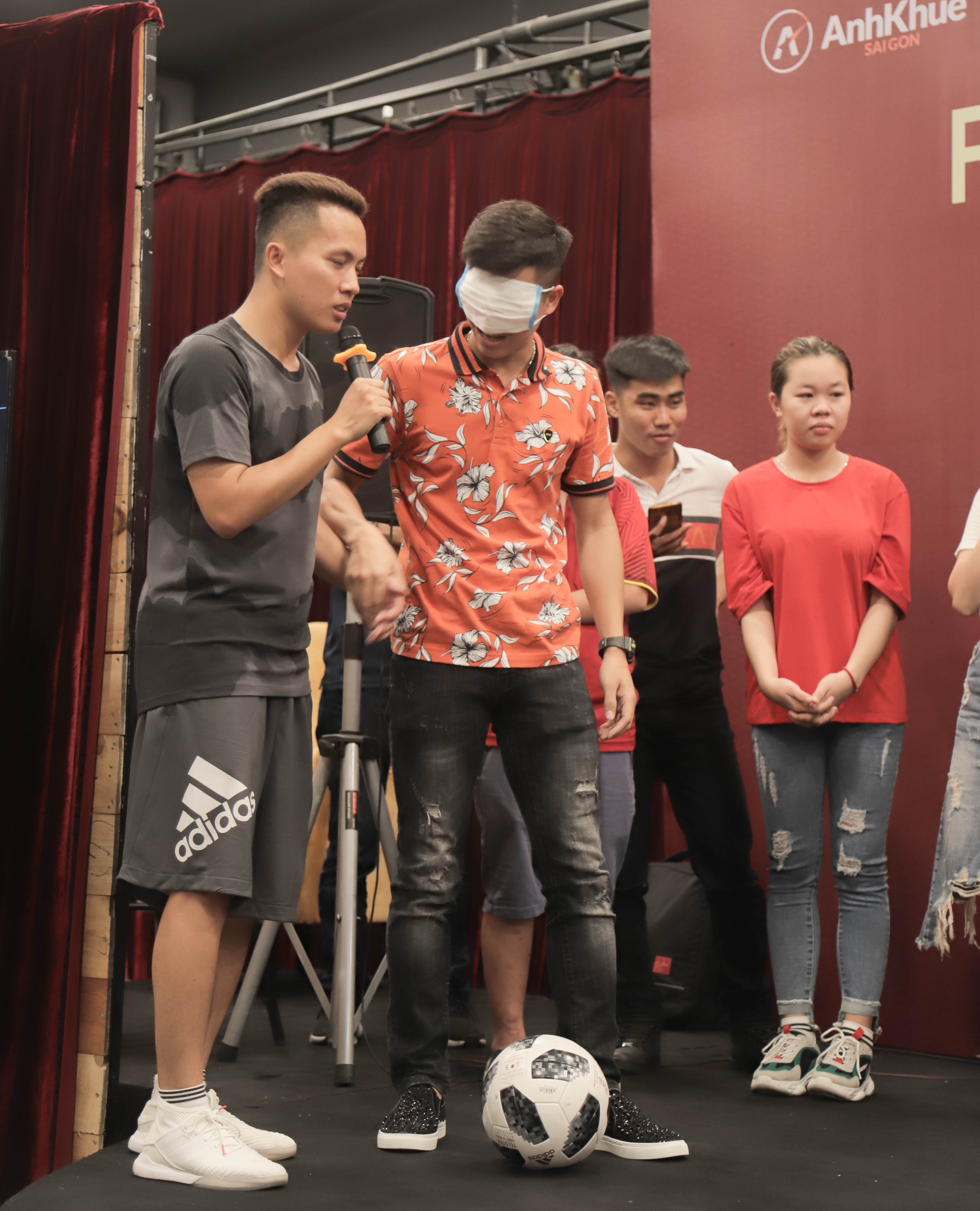  Phan Văn Đức “quẫy” tưng bừng tại buổi họp fan và mừng sinh nhật - Bóng Đá