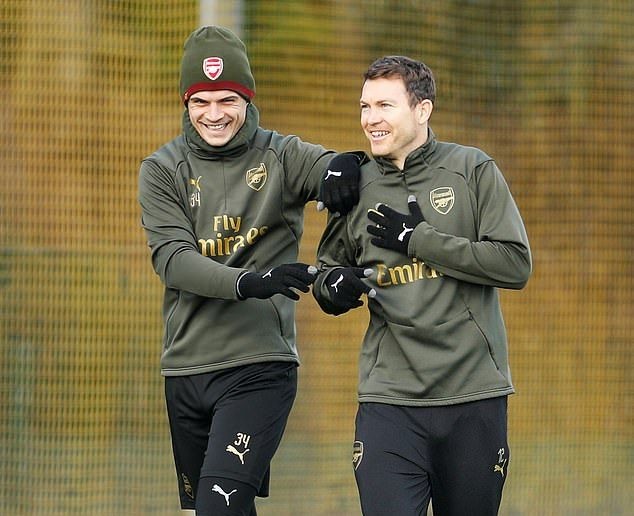 Fan Liverpool đốt pháo sáng - Bóng Đá