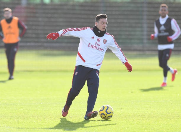 Đón 'đối tác' ăn ý trở lại, Lacazette phấn khích nhất đội - Bóng Đá