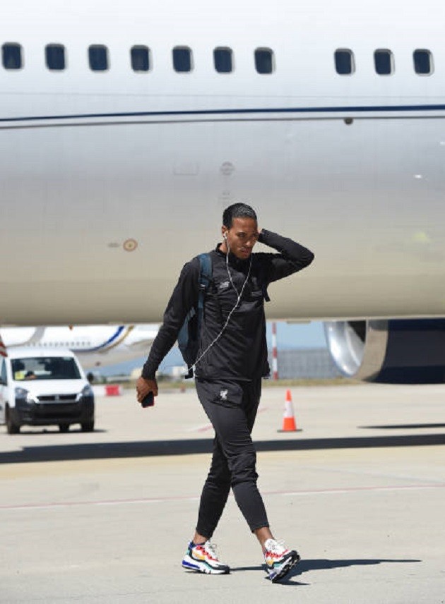 Vừa đặt chân xuống Madrid, dàn sao Liverpool đã được săn đón như 