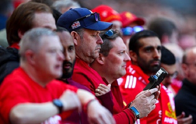 Mang cả áo Brighton đến sân, CĐV Liverpool vẫn phải ôm mặt nức nở - Bóng Đá