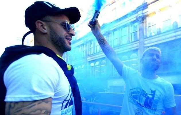 Man City cùng cổ động viên ăn mừng tưng bừng trên phố - Bóng Đá