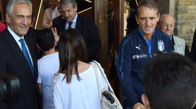 Chùm ảnh: Sao Azzurri đi thăm bệnh viện nhi Roma - Bóng Đá