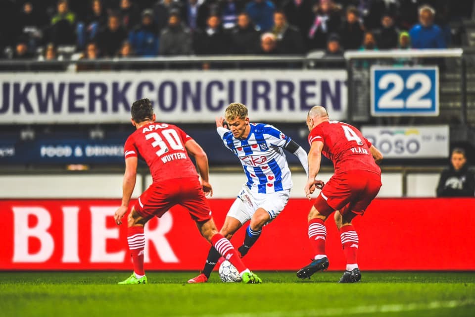 Đoàn Văn Hậu không vào sân, SC Heerenveen ngã ngựa trên sân nhà - Bóng Đá