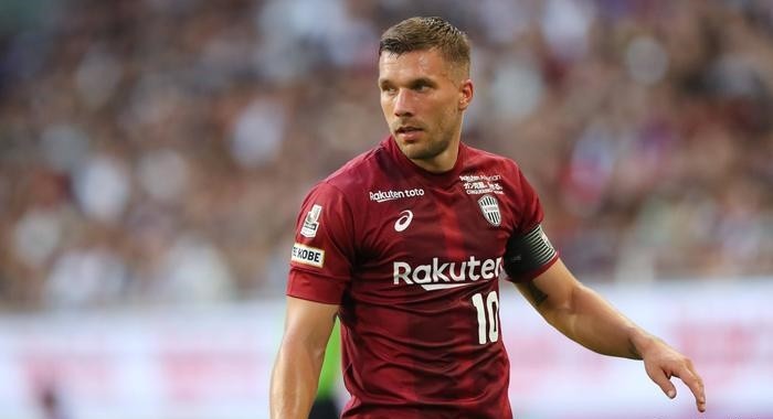 Podolski lên sàn sumo - Bóng Đá