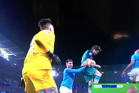 Lộ góc quay xác nhận Llorente chạm tay - Bóng Đá