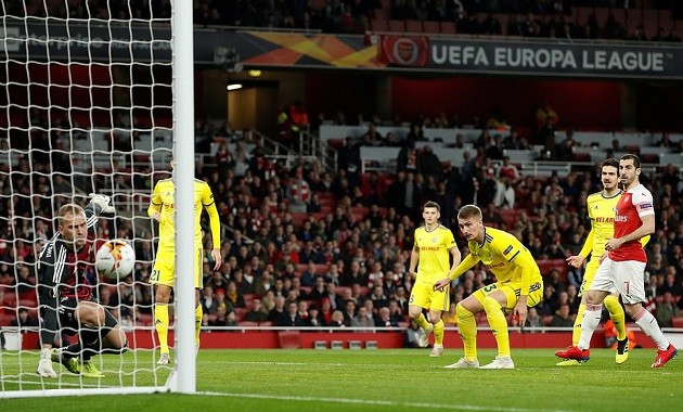 Bất ngờ với người Mustafi chạy đến cảm ơn sau pha làm dũng mãnh - Bóng Đá