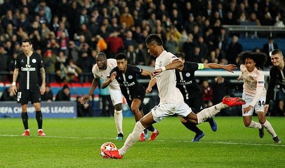 Khoảnh khắc VAR đưa Man Utd đi tiếp - Bóng Đá