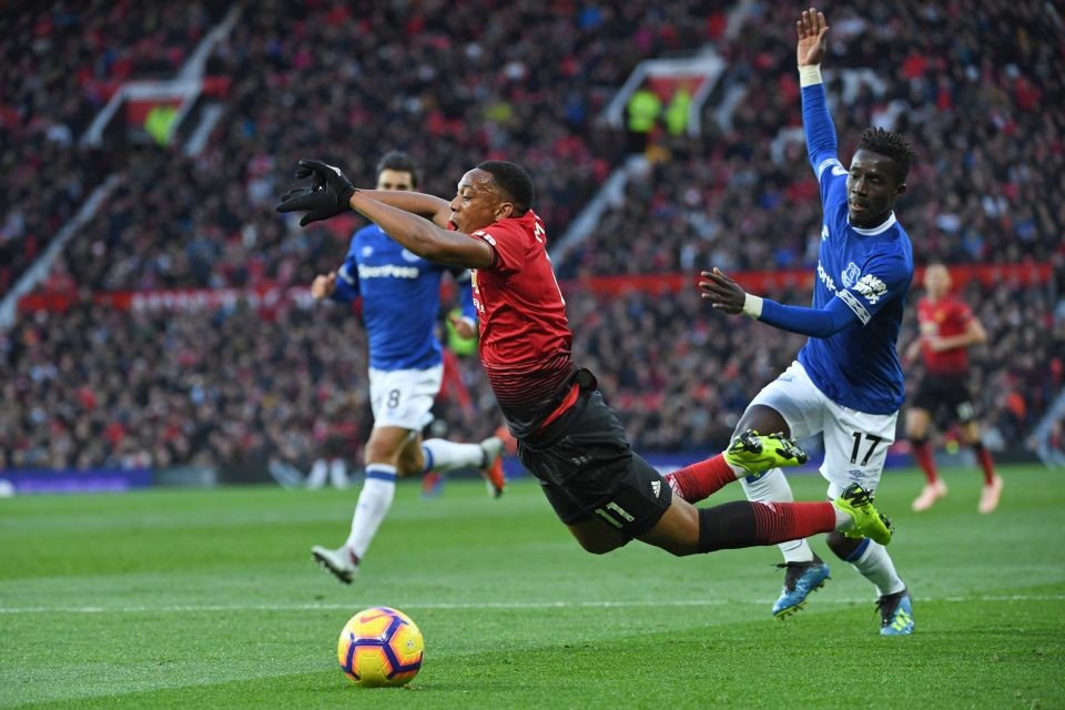 10 cầu thủ chơi bẩn nhất Premier League mùa 2018/19 - Bóng Đá