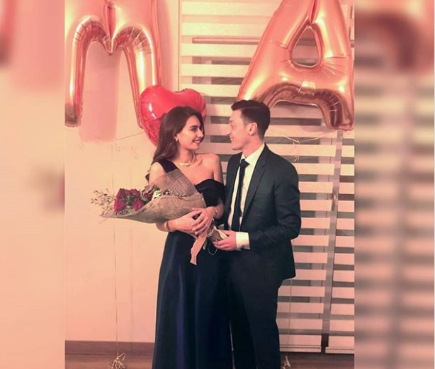 Bất đồng với Emery, Ozil cùng vợ rời nước Anh - Bóng Đá