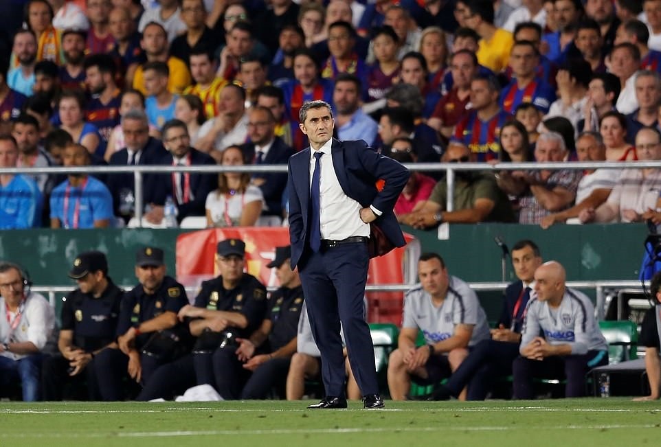 Mặc đồng đội ăn mừng náo nhiệt, cánh tay phải của Klopp thui thủi một góc vì nhiệm vụ này - Bóng Đá