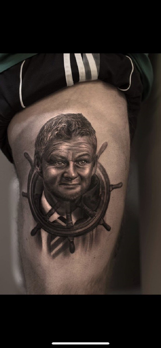 Nhờ Solskjaer, vô tình CĐV Quỷ đỏ lại có một kiệt tác trên người - Bóng Đá