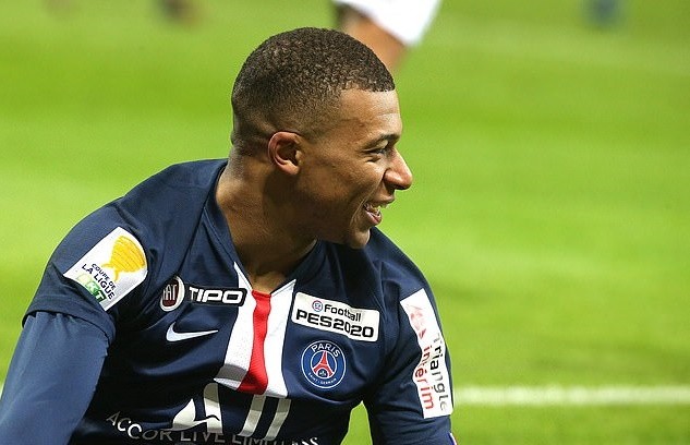 Neymar dùng mông chuyền bóng, Mbappe dùng tay ghi bàn - Bóng Đá