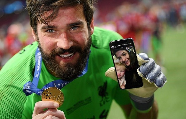 Nhà Alisson đón thêm 