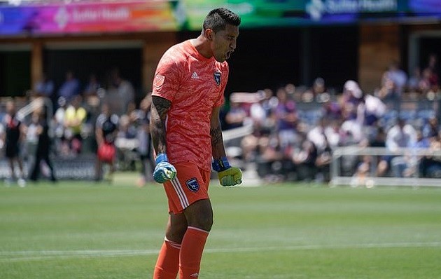 Chơi chân chưa giỏi đã tập phát triển bóng, thủ môn ở MLS mắc sai lầm cười ra nước mắt - Bóng Đá