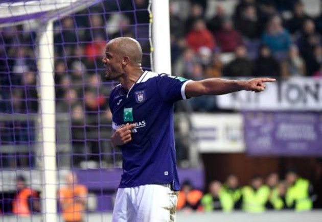 Watch raging Anderlecht boss Vincent Kompany scream at his own fans after they throw flare at Club Brugge ace Mignolet - Bóng Đá