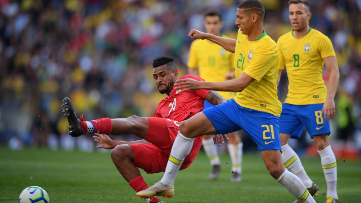 Neymar trên khán đài chứng kiến Brazil hoà - Bóng Đá