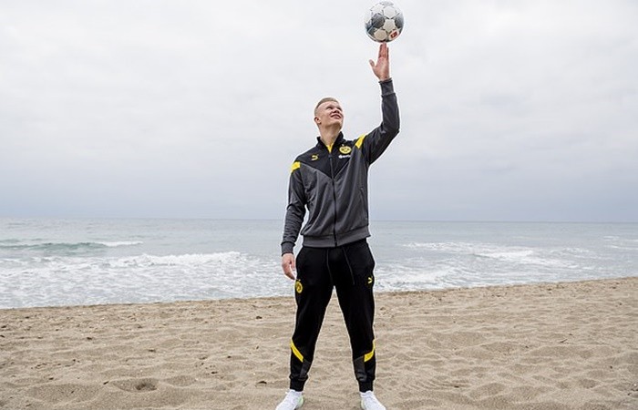 rling Haaland' as Borussia Dortmund striker poses on a beach after meeting up with new team-mates in Marbella - Bóng Đá