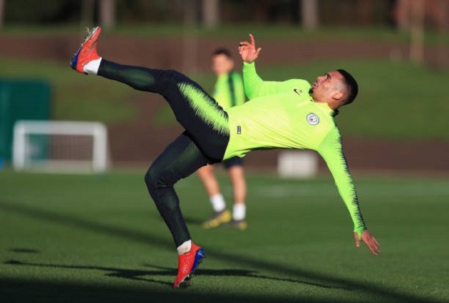 Vượt qua Liverpool, Gabriel Jesus hưng phấn luyện tuyệt kĩ độc - Bóng Đá