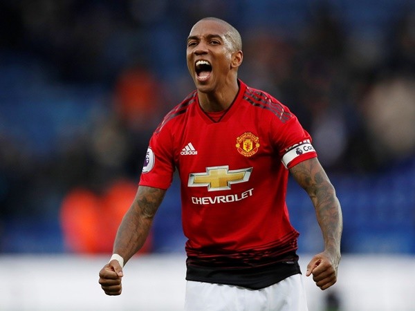 Solskjaer và Ed Woodward đồng loạt giữ chân Ashley Young - Bóng Đá