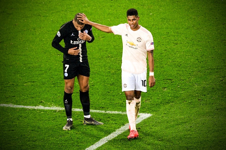 Riyad Mahrez by the Algerian medical team stopped Manchester City teammate Leroy Sane from joining Bayern Munich - Bóng Đá