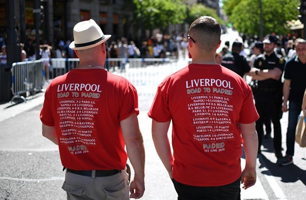 Ảnh: Fan Liverpool Tottenham trước trận chung kết  - Bóng Đá