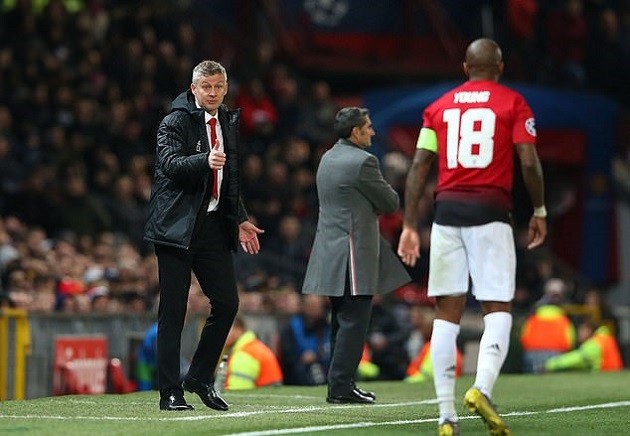 Thi đấu ngoan cường, Solskjaer được fan nữ 