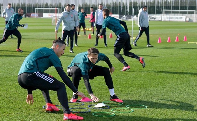 Tương lai bất định, Martial vẫn hạnh phúc bên người đẹp ở 