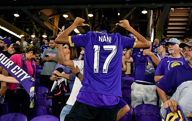 Alli ném chai nước, mời bạn gái cũ đến xem - Bóng Đá