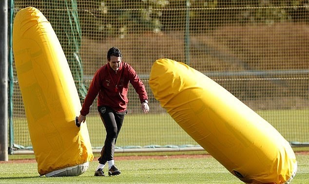 Fan Liverpool đốt pháo sáng - Bóng Đá