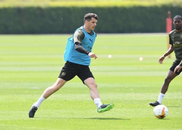 Emery chỉ thẳng mặt học trò, sân tập Arsenal căng thẳng tột độ trước giờ G - Bóng Đá