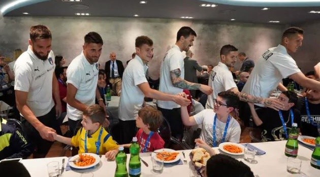 Chùm ảnh: Sao Azzurri đi thăm bệnh viện nhi Roma - Bóng Đá