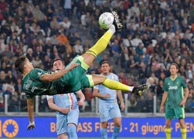 Chùm ảnh: Ronaldo suýt lập lại siêu phẩm vào lưới Buffon - Bóng Đá