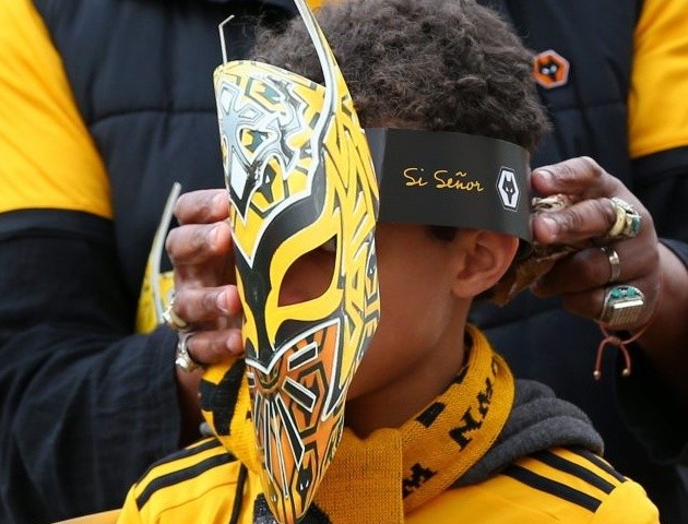CĐV Wolverhampton mang mặt nạ đô vật ăn mừng mùa giải tuyệt vời - Bóng Đá