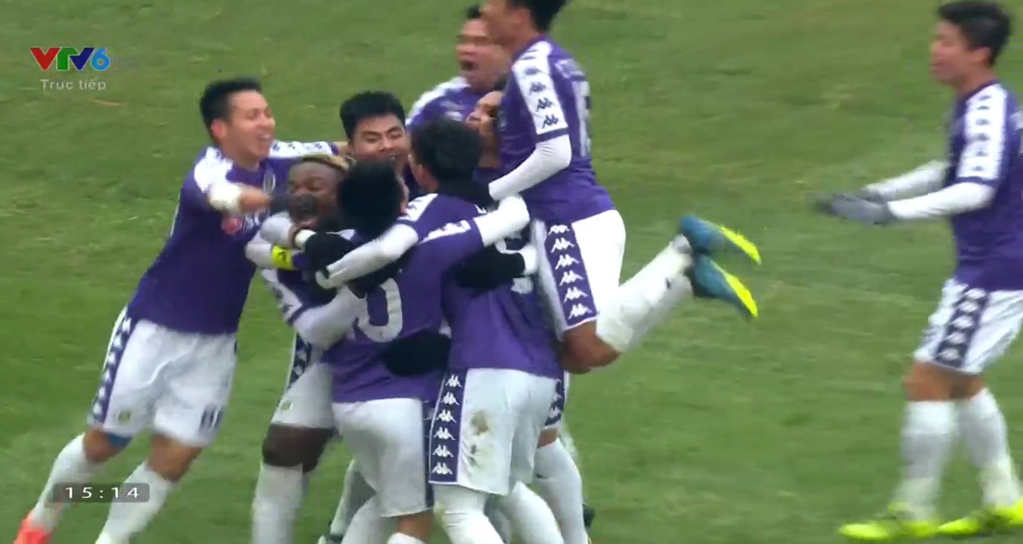 Hà Nội phối hợp như 'đá ma' CLB của Fellaini trước khi Văn Quyết volley ghi bàn đẹp mắt - Bóng Đá