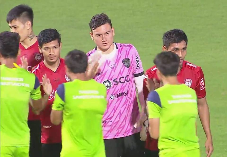 Văn Lâm mắc sai lầm ngay trong trận ra mắt Muangthong Untied - Bóng Đá