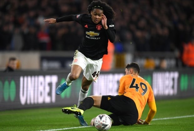 Đấu Man Utd, sát thủ Mexico chào hàng bằng kỹ thuật 