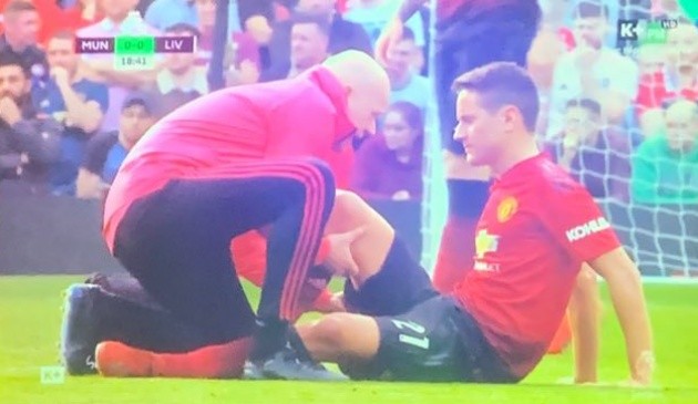 Man Utd liên tiếp đón nhận hung tin ngay trong trận Liverpool - Bóng Đá