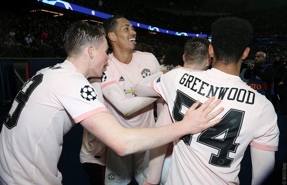 Sốc! Sao 17 tuổi của Man Utd mặc áo in logo PSG - Bóng Đá