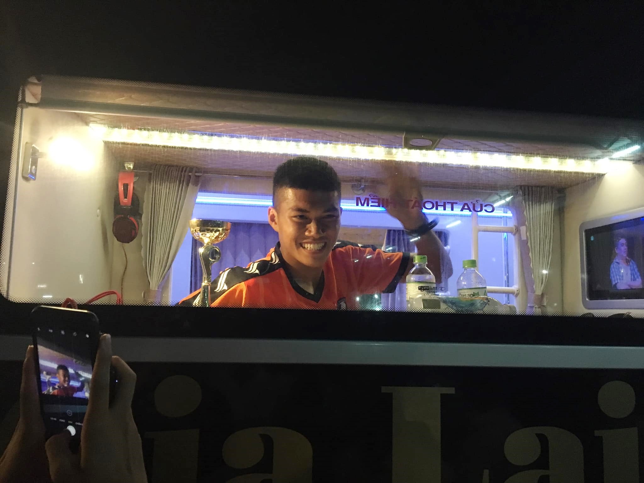 Hồng Duy thay mặt đồng đội ở ĐT Việt Nam động viên đội trưởng U19 SHB Đà Nẵng bị gãy chân - Bóng Đá