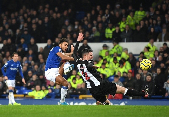 Đêm điên rồ của Premier League: '1 phút 2 bàn', trượt chân và thẻ đỏ - Bóng Đá