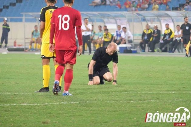 Hài hước: Trọng tài trận U23 Việt Nam nằm sân, phải nhờ sự chăm sóc của nhân viên y tế - Bóng Đá