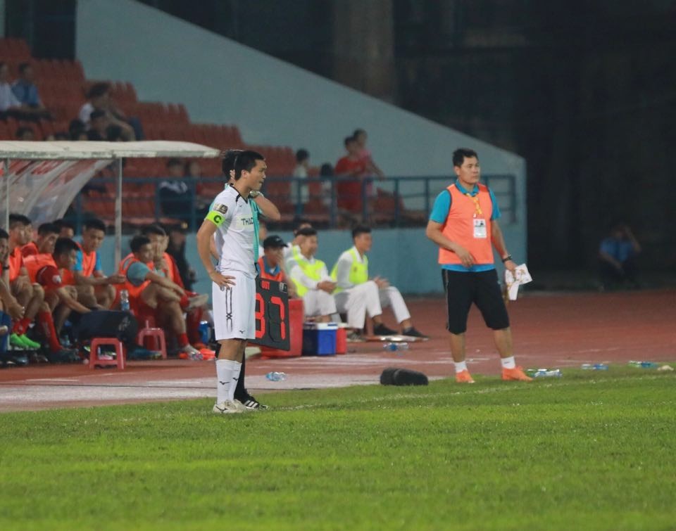 Trợ lý thầy Park xuống sân Lạch Tray động viên Tuấn Anh - Bóng Đá