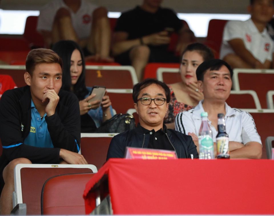 Trợ lý thầy Park xuống sân Lạch Tray động viên Tuấn Anh - Bóng Đá